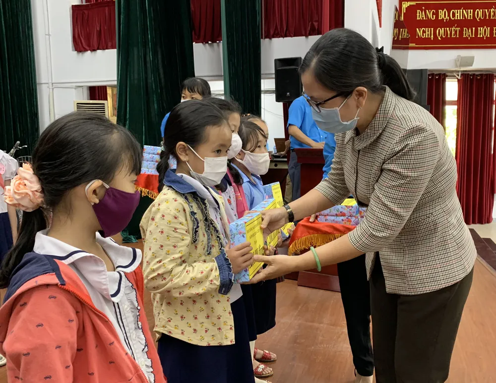 Con công nhân nhận học bổng Nguyễn Đức Cảnh do LĐLĐ quận 5 trao tặng