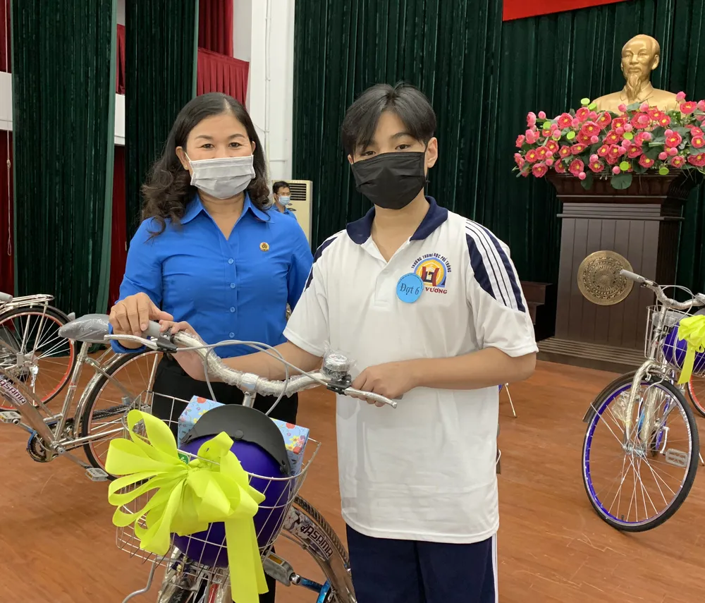 Trao sổ tiết kiệm, học bổng cho con công nhân ảnh 1