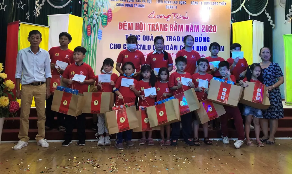 Suất học bổng đặc biệt tặng cô bé “chim cánh cụt”  ​ ảnh 1