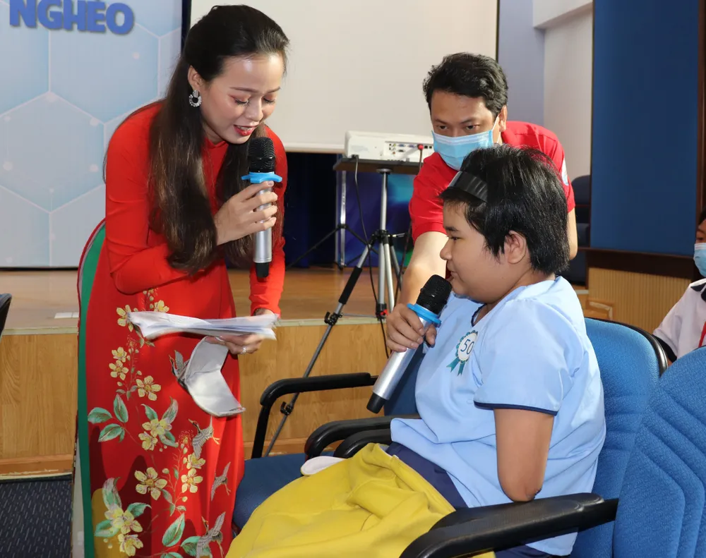 Trao 110 suất học bổng cho con công nhân hoàn cảnh khó khăn ảnh 2