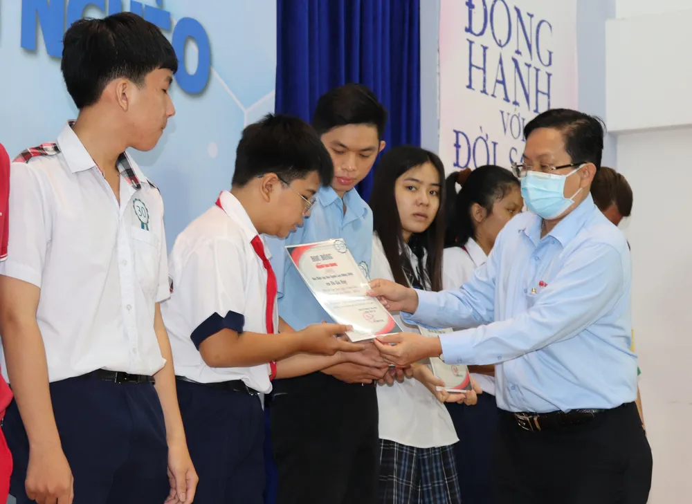 Trao 110 suất học bổng cho con công nhân hoàn cảnh khó khăn ảnh 1