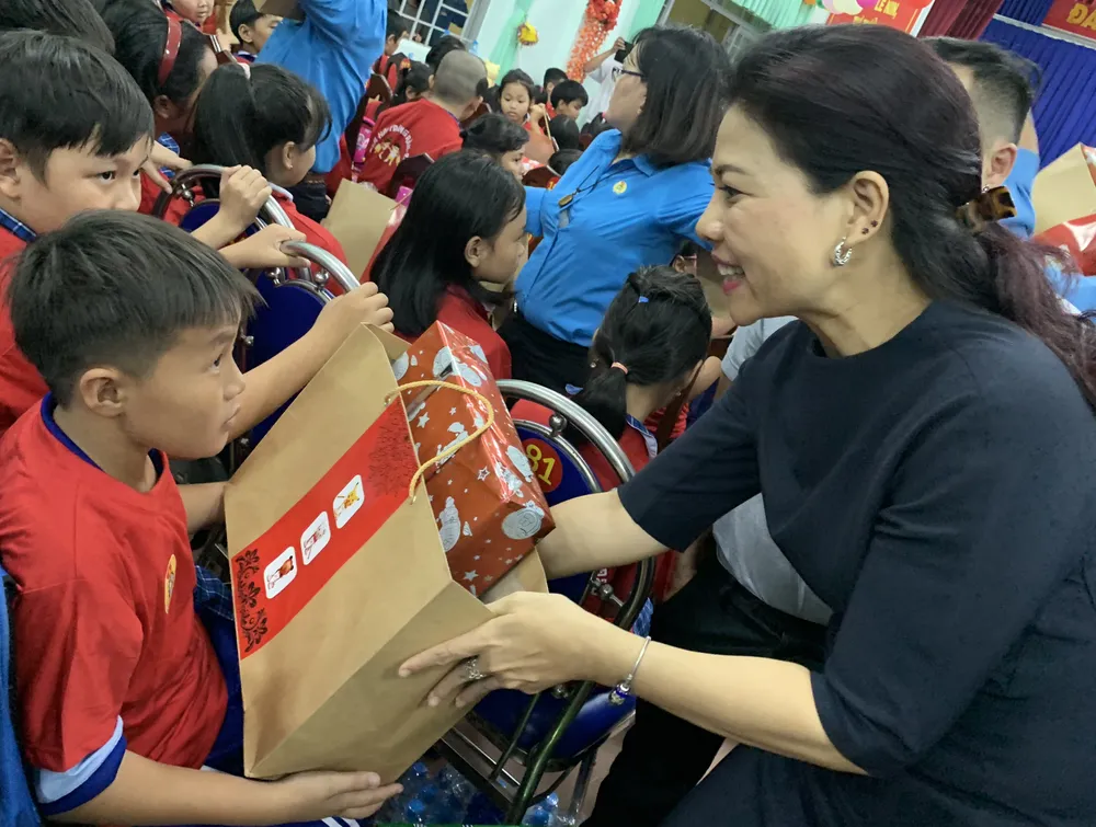 Mang trung thu đến trẻ em nghèo tỉnh Long An ảnh 1