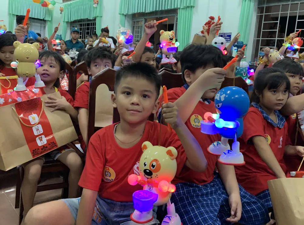 Mang trung thu đến trẻ em nghèo tỉnh Long An ảnh 2