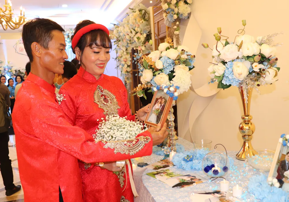 Lễ cưới tập thể của công nhân khó khăn ảnh 1