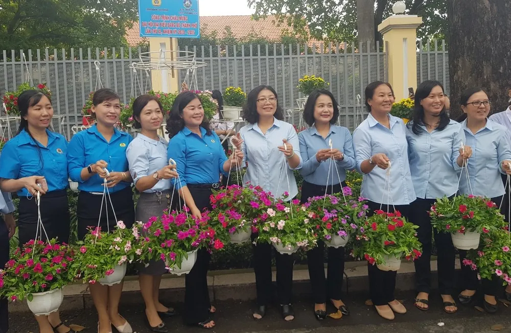 Gần 1.000 chậu hoa làm đẹp đường An Dương Vương ảnh 1