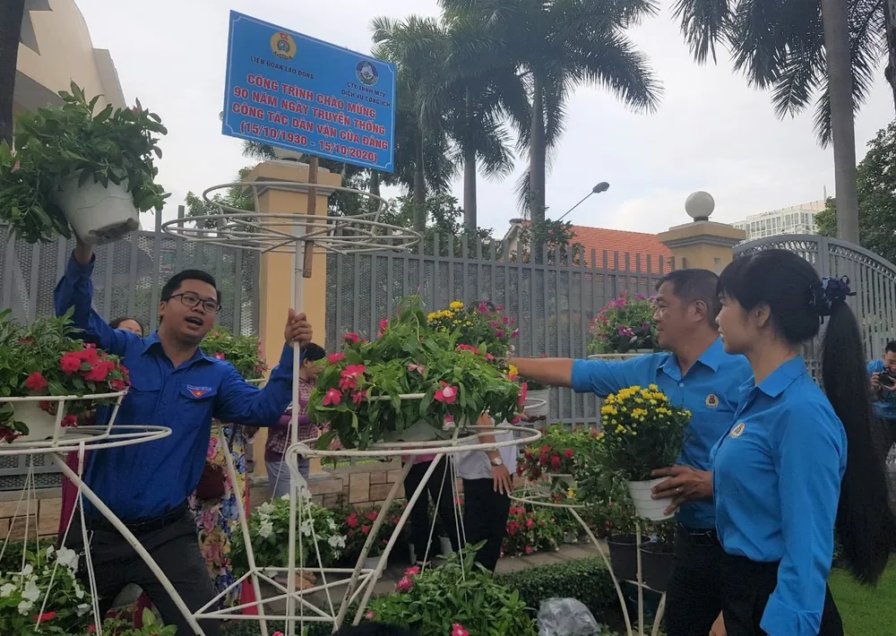 Gần 1.000 chậu hoa làm đẹp đường An Dương Vương ảnh 2