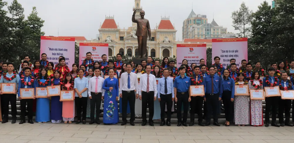 Tuyên dương 63 cán bộ, công chức, viên chức trẻ, giỏi, thân thiện ảnh 1