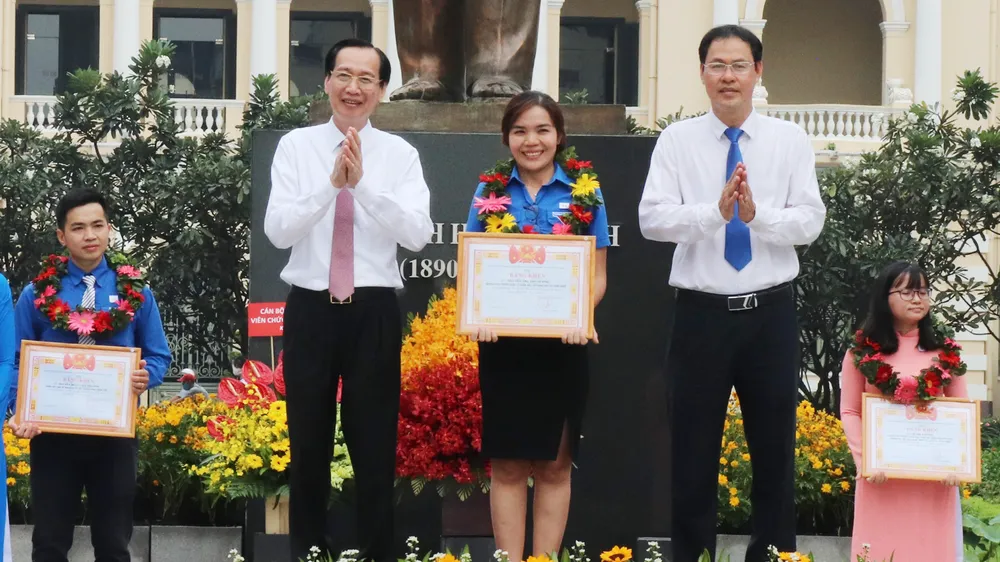 Tuyên dương 63 cán bộ, công chức, viên chức trẻ, giỏi, thân thiện ảnh 2