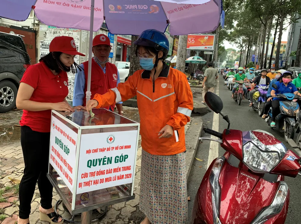 Hội Chữ thập đỏ TPHCM vận động quyên góp, hỗ trợ đồng bào miền Trung  ​ ảnh 3