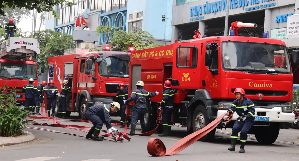 Hơn 2.350 người diễn tập chữa cháy tại tòa nhà cao tầng ảnh 1
