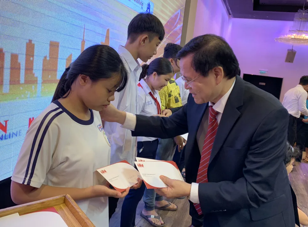 Trao tặng học bổng cho con công nhân mắc bệnh hiểm nghèo  ảnh 1