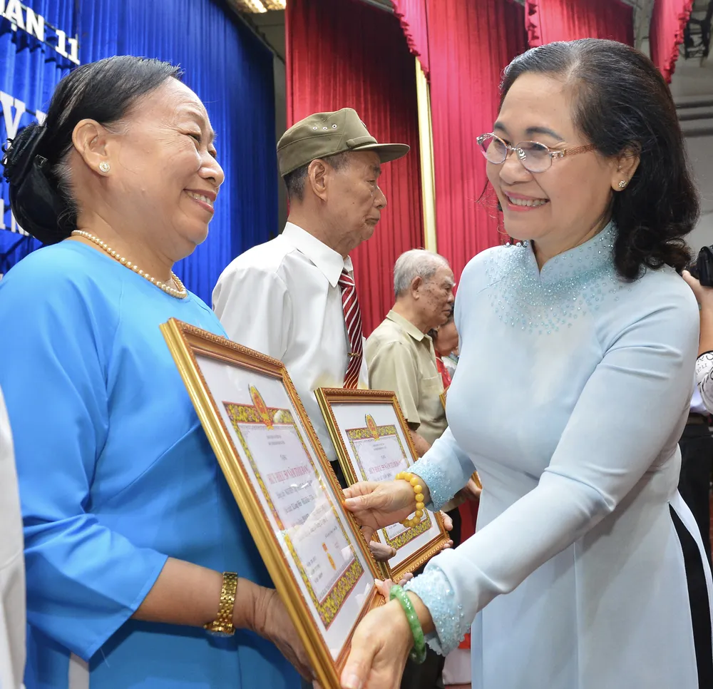 Trao Huy hiệu Đảng cho các đảng viên cao tuổi Đảng ảnh 1