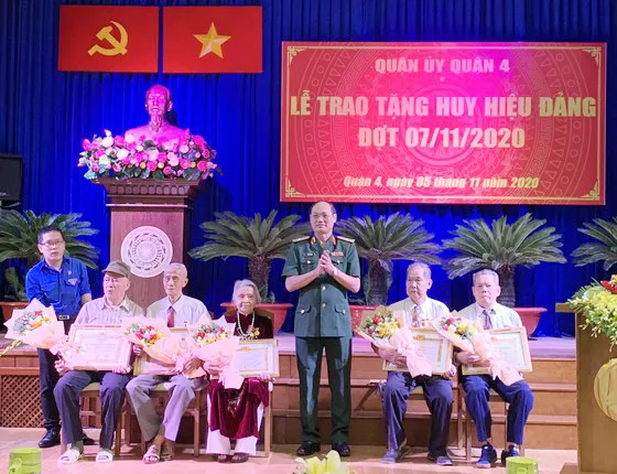 Trao Huy hiệu Đảng cho các đảng viên cao tuổi Đảng ảnh 3