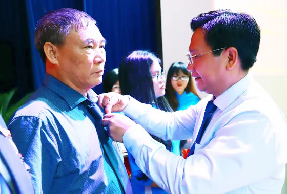 Trao Huy hiệu Đảng cho các đảng viên cao tuổi Đảng ảnh 4