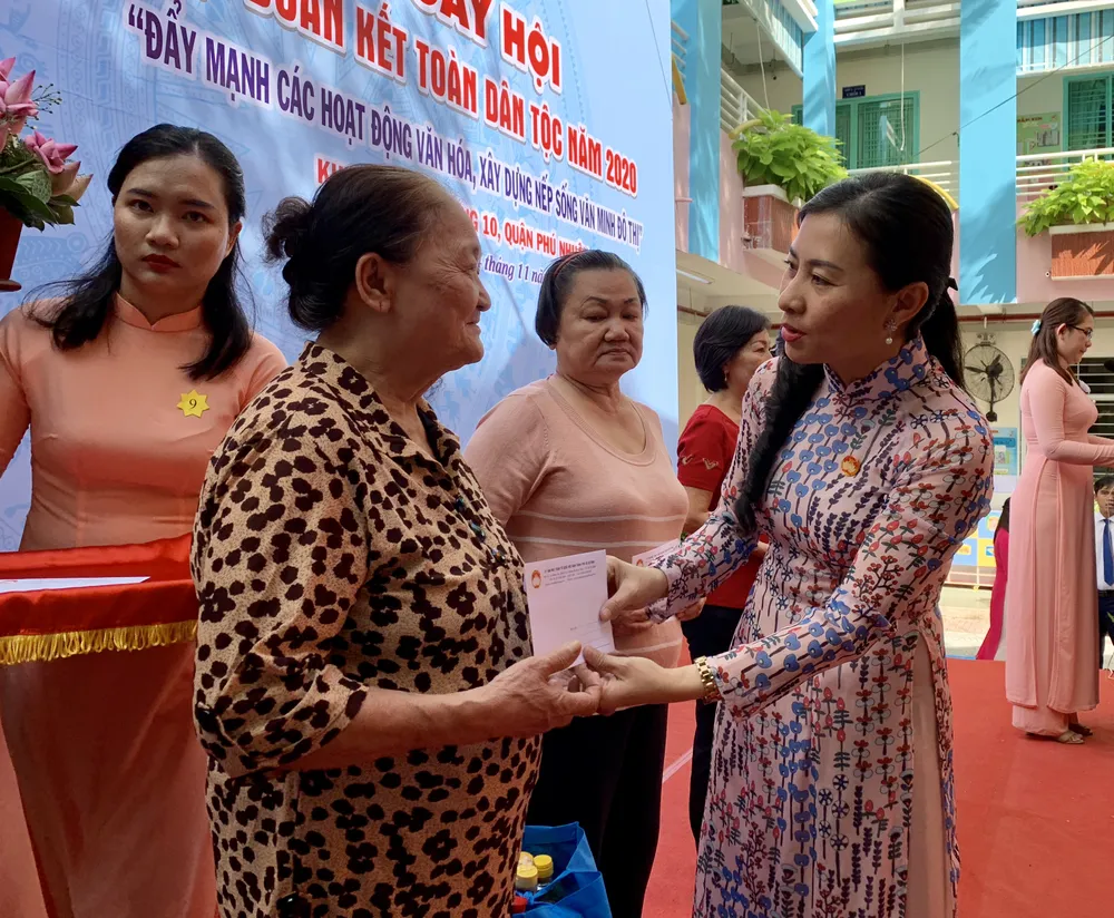 Phát huy tình làng, nghĩa xóm trong nhân dân ảnh 1