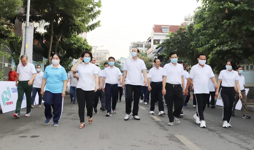 Lãnh đạo TP và quận Phú Nhuận tham gia đi bộ sáng 22-11