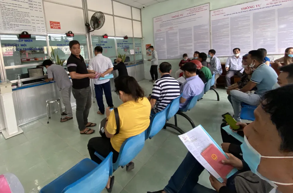 Người dân thực hiện đăng ký, đổi biển số xe 