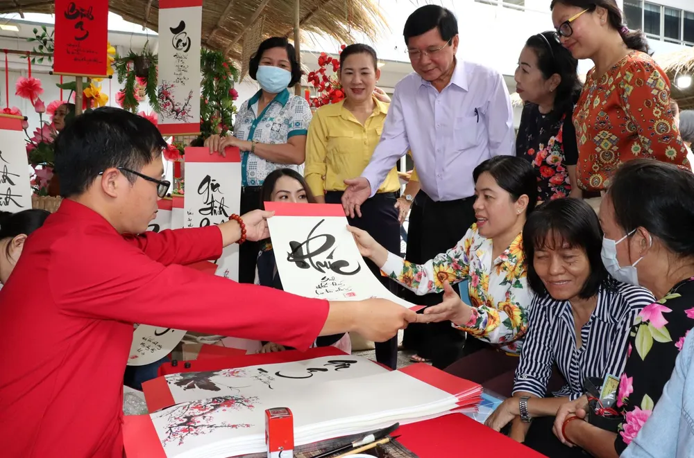 Phụ nữ khó khăn làm đẹp đón tết ảnh 1