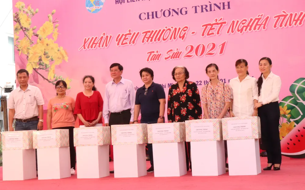 Phụ nữ khó khăn làm đẹp đón tết ảnh 4