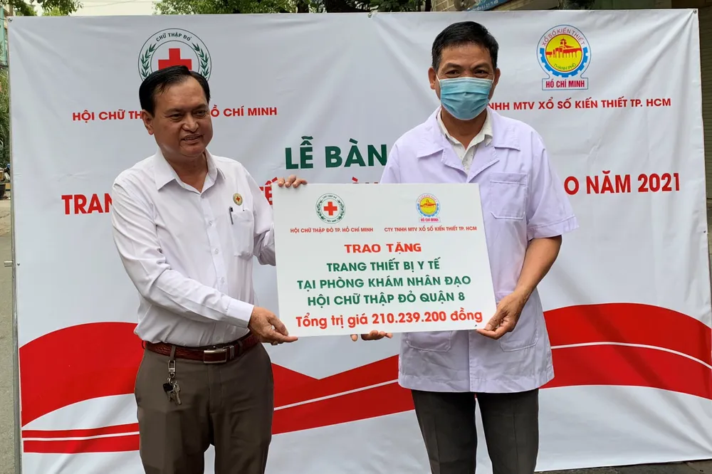 Trao thiết bị y tế cho các phòng khám nhân đạo ảnh 1