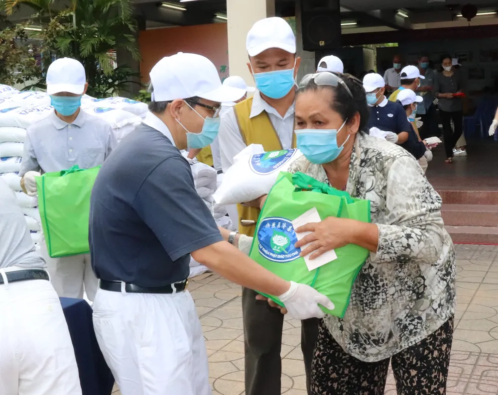 Trao 3.000 phần quà tết cho người dân ảnh hưởng dịch Covid-19 ảnh 1