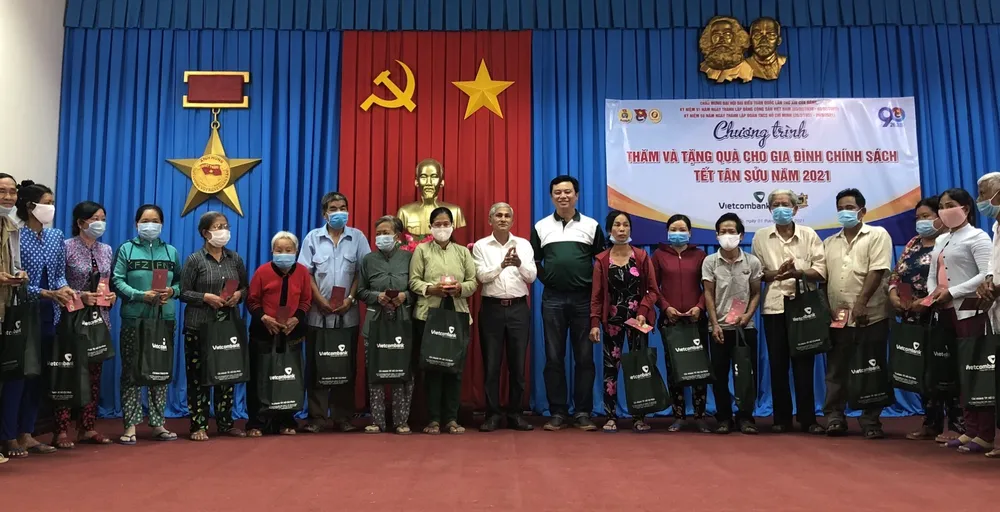 Trao quà tết cho gia đình chính sách tại tỉnh Bến Tre và Trà Vinh ảnh 1