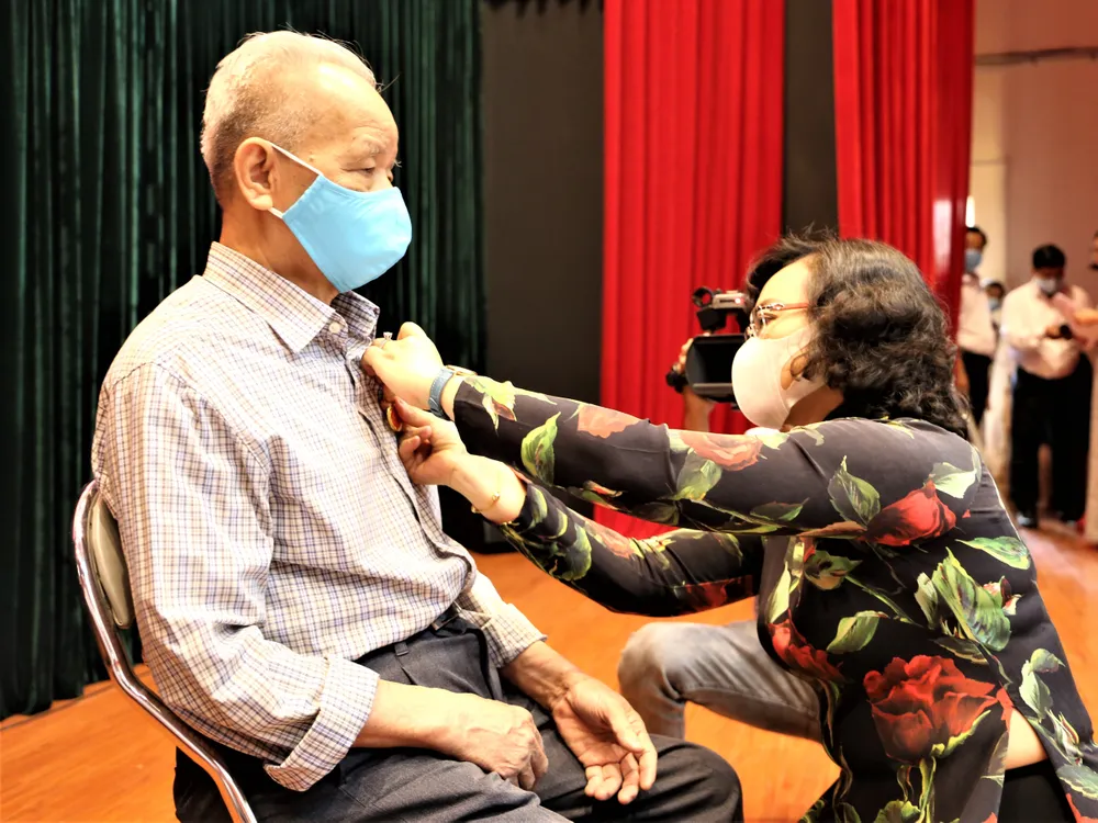 Trao Huy hiệu Đảng cho đảng viên cao tuổi Đảng ảnh 6