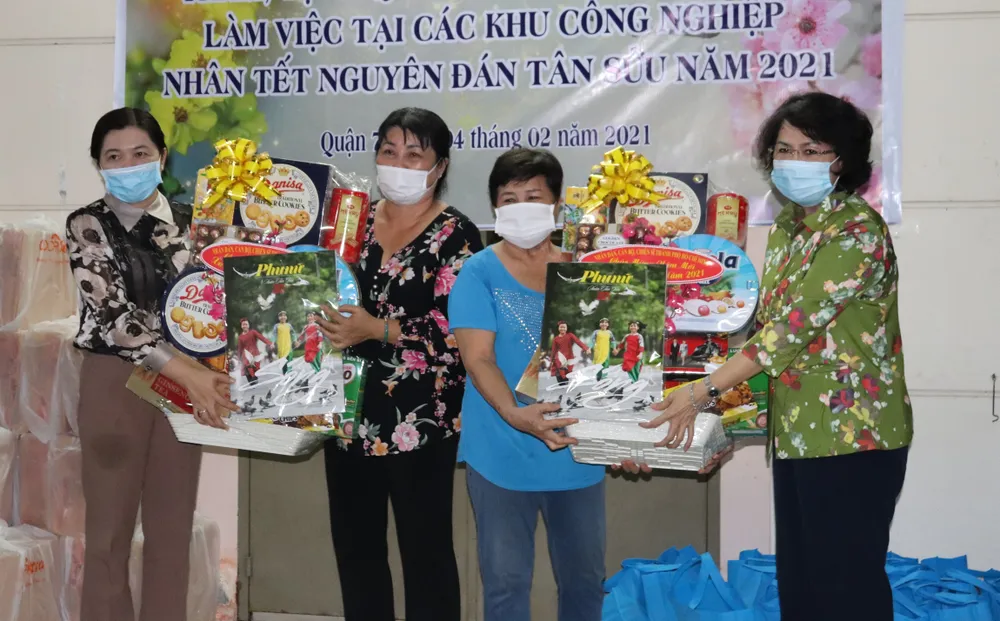 Trao quà tết phụ nữ, công nhân khó khăn ảnh 1