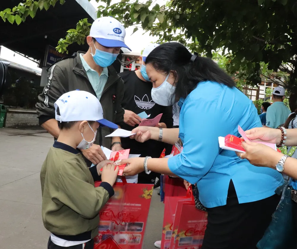 Niềm vui sum vầy trên “Chuyến tàu mùa xuân” ảnh 2