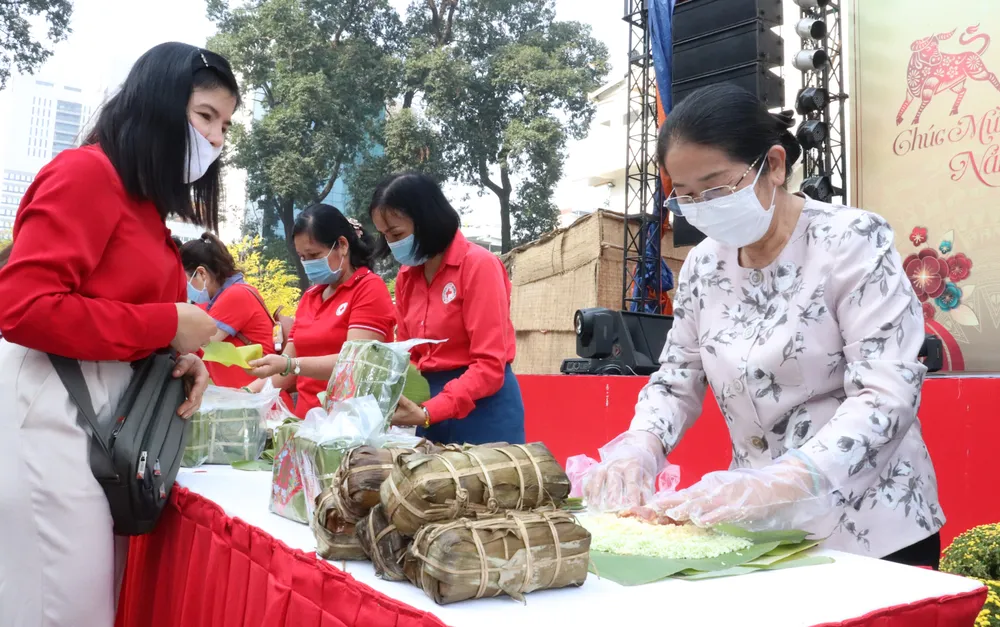 Gói bánh tét, bánh chưng tặng công nhân tại các khu nhà trọ