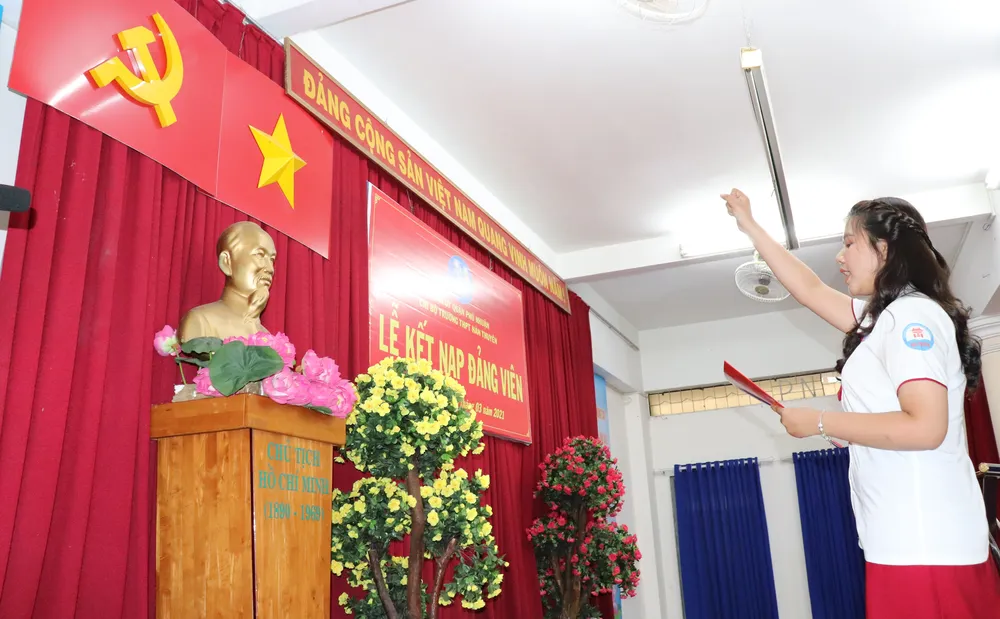 Kết nạp đảng viên là học sinh Trung học phổ thông ảnh 1