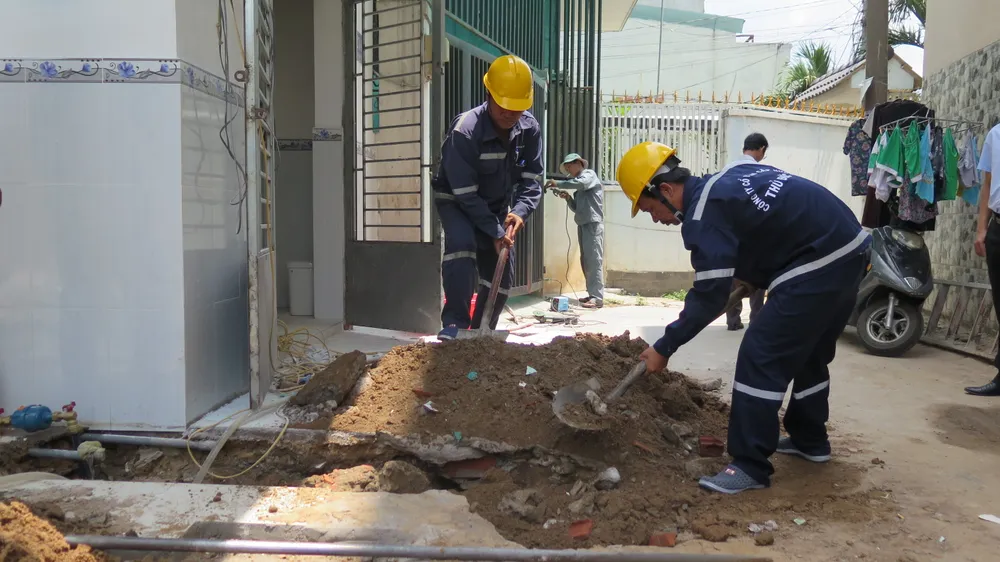 Nhân viên nhà máy nước thi công đường ống