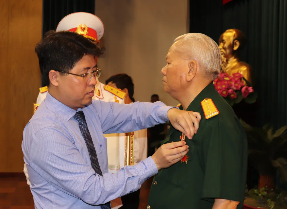 Trao tặng và truy tặng Huân chương chiến công cho 92 đồng chí ảnh 1