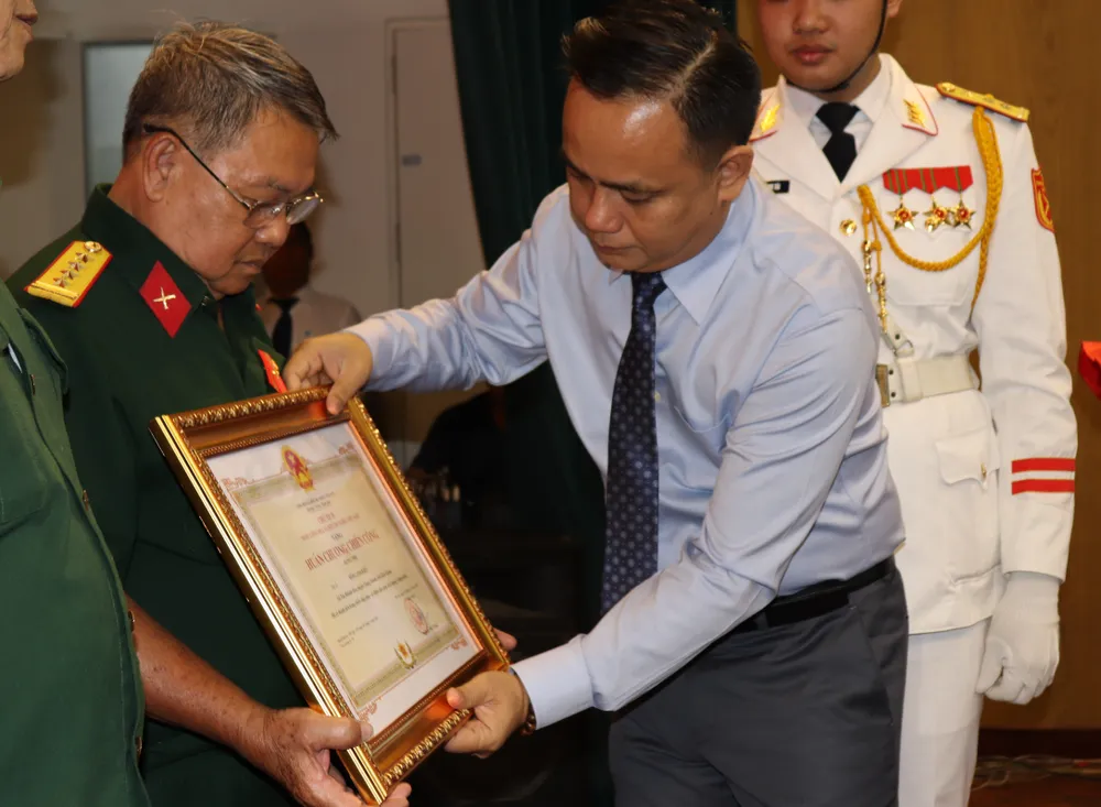 Trao tặng và truy tặng Huân chương chiến công cho 92 đồng chí ảnh 2