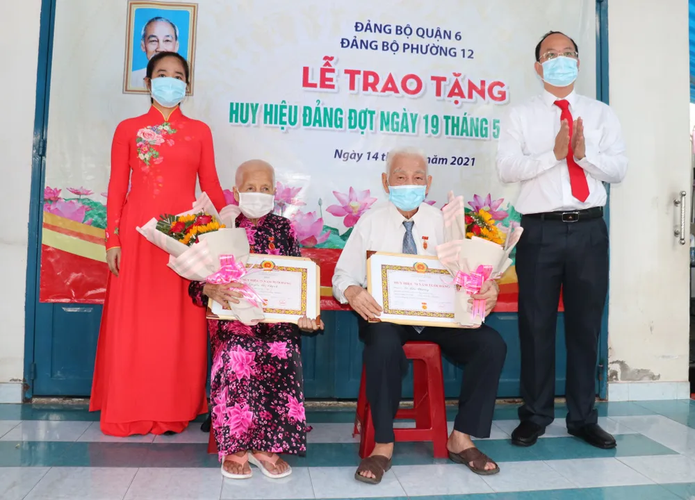 Đồng chí Nguyễn Hồ Hải trao Huy hiệu Đảng cho đảng viên cao tuổi tại quận 6 ảnh 6