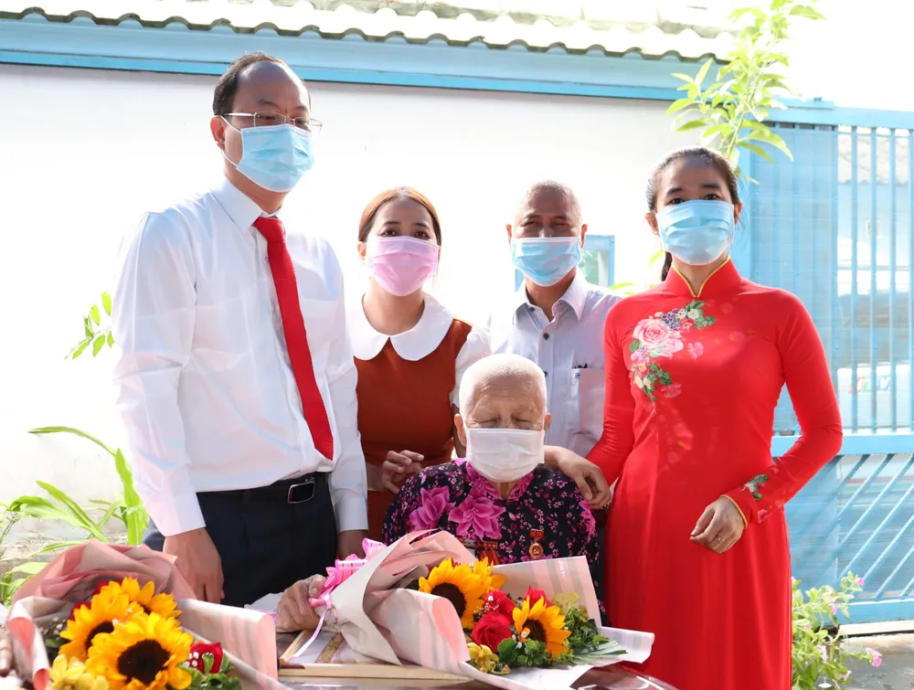 Đồng chí Nguyễn Hồ Hải trao Huy hiệu Đảng cho đảng viên cao tuổi tại quận 6 ảnh 1