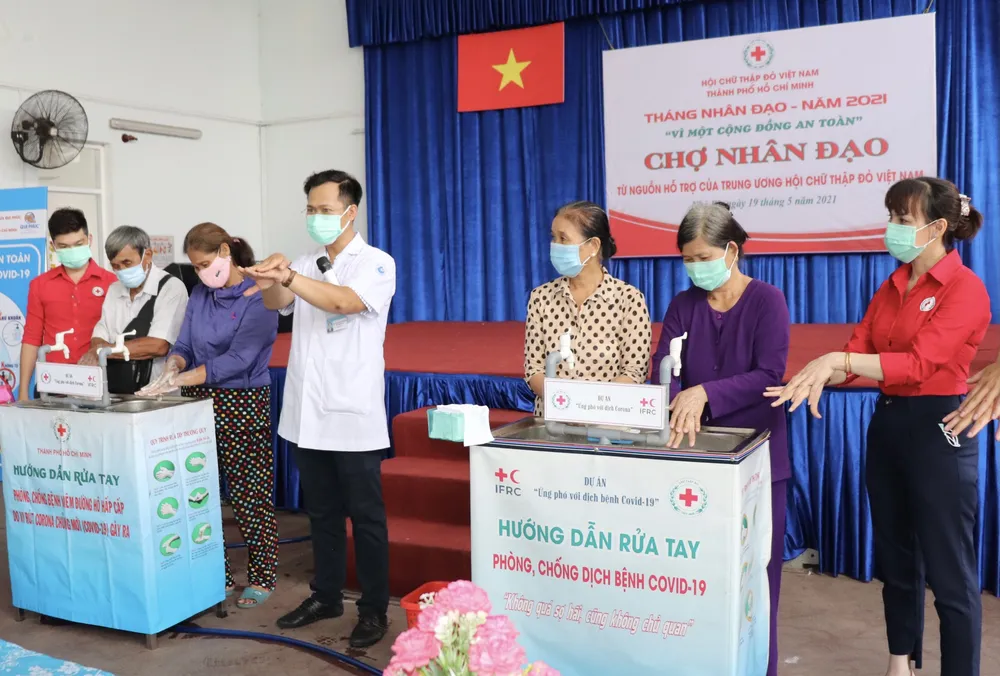 Phiên chợ nhân đạo cho người dân bị ảnh hưởng dịch Covid-19 ảnh 1