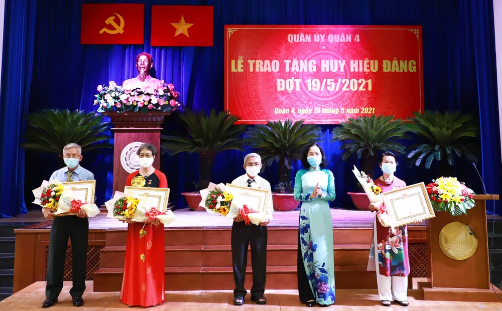 Trao tặng Huy hiệu Đảng cho 159 đảng viên cao tuổi Đảng ảnh 5