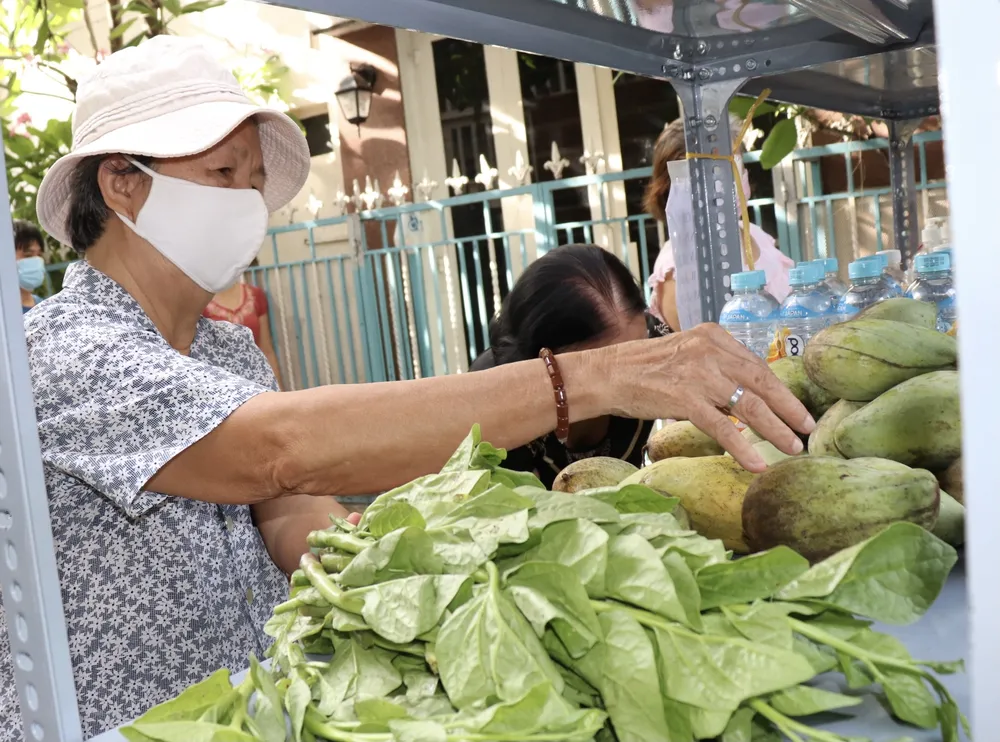 Nhiều gian hàng 0 đồng phục vụ các điểm cách ly tại quận Phú Nhuận ảnh 1