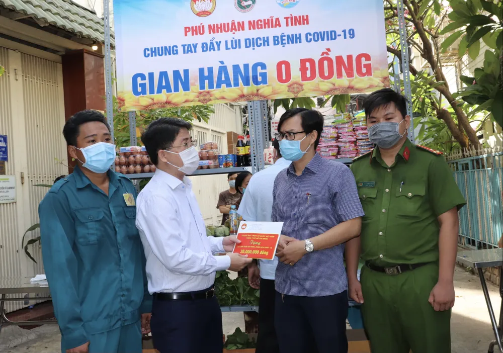 Nhiều gian hàng 0 đồng phục vụ các điểm cách ly tại quận Phú Nhuận ảnh 3