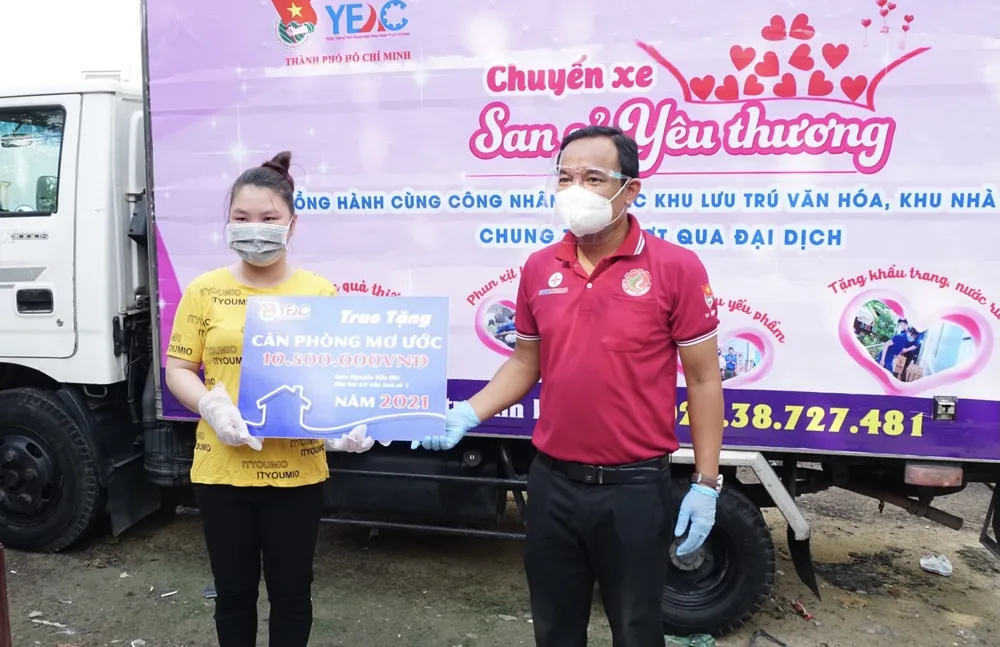 “Chuyến xe san sẻ yêu thương” đến với công nhân ảnh 2