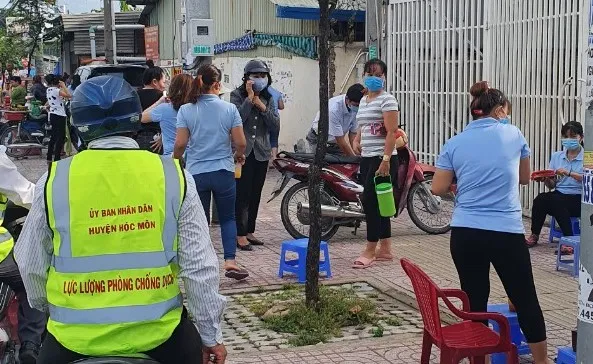 Xử phạt 77 người không đeo khẩu trang nơi công cộng ảnh 1