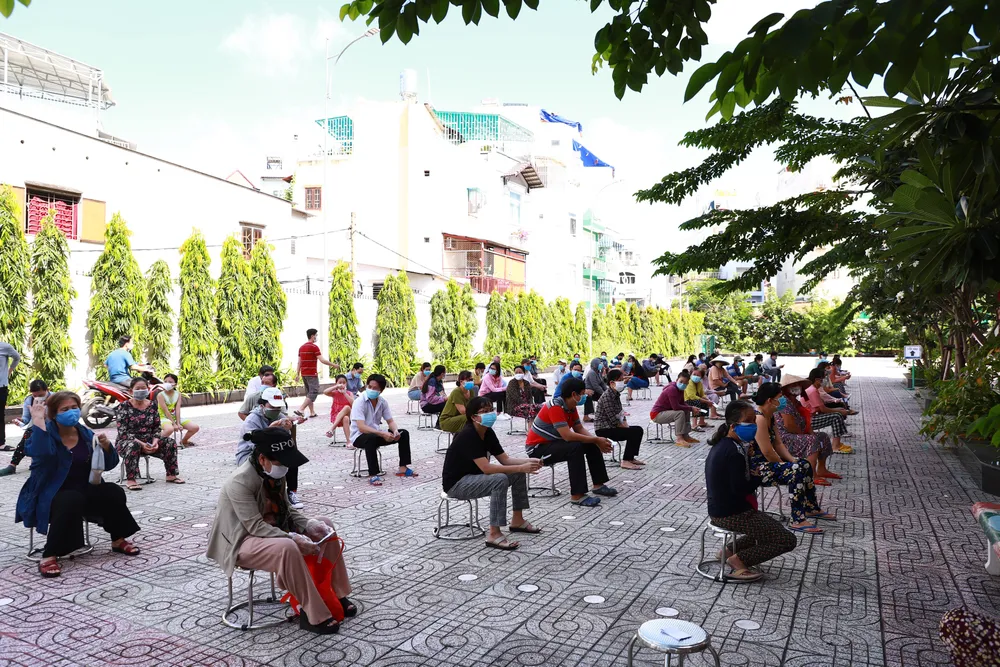 Xét nghiệm tầm soát SARS-CoV-2 cho người dân toàn quận 4 ảnh 2