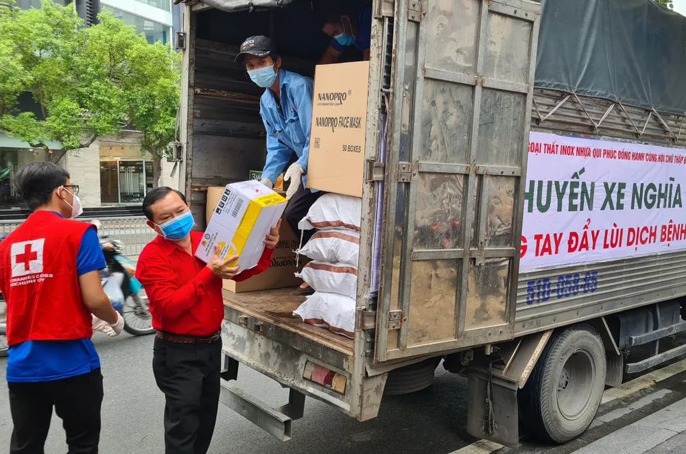 Trao quà đến người bán vé số, lượm ve chai trong khu phong tỏa ảnh 1