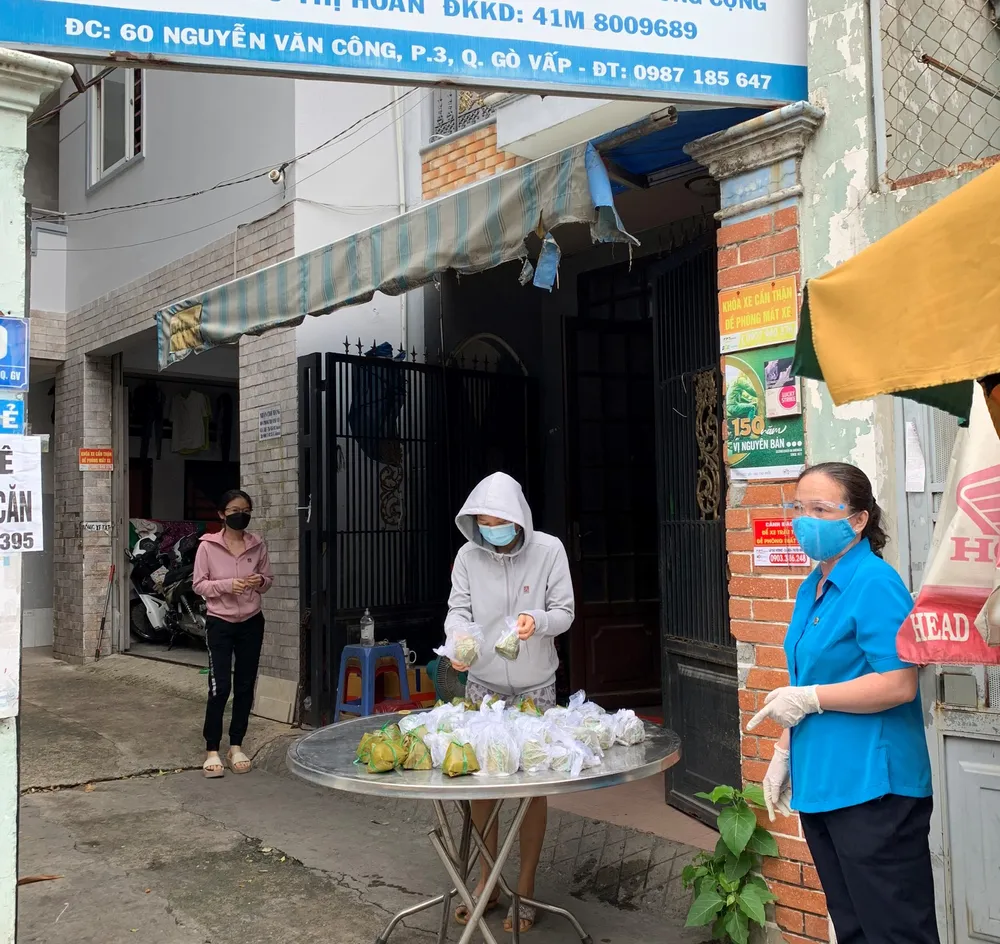 Trao quà đến người bán vé số, lượm ve chai trong khu phong tỏa ảnh 2