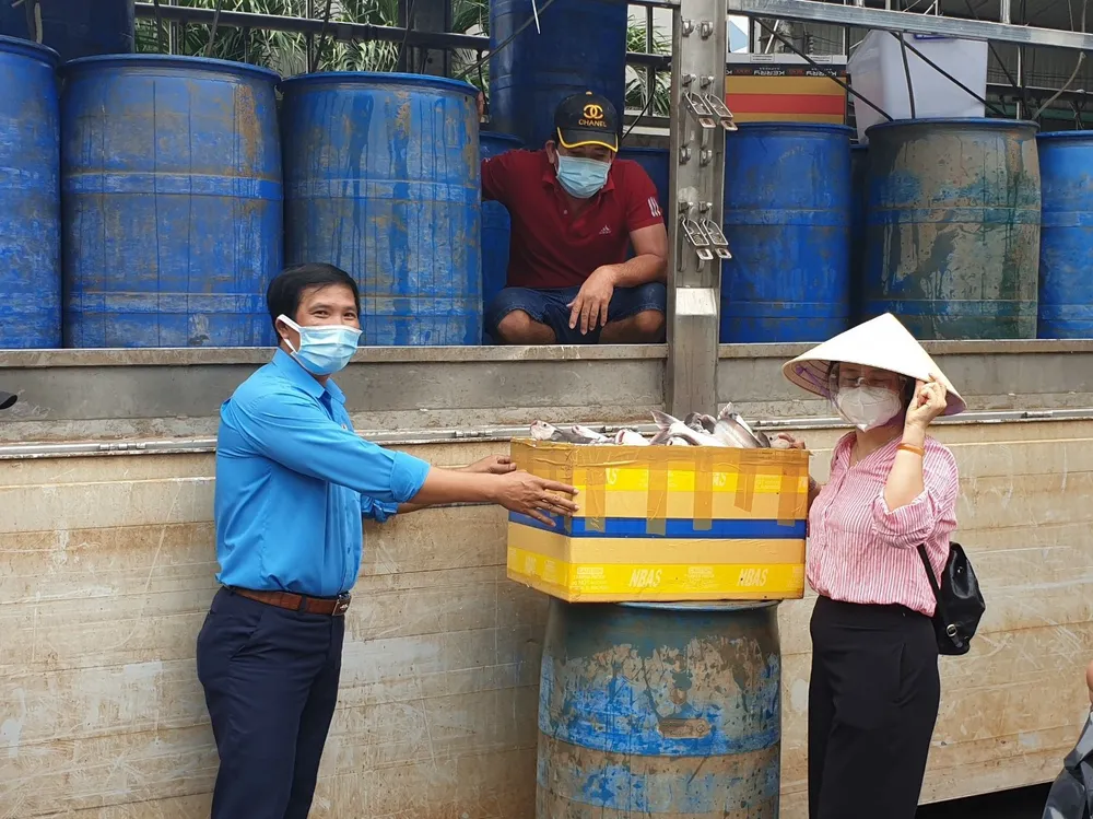 Rau củ, trái cây của bà con tỉnh Lâm Đồng đến khu cách ly tại TPHCM ảnh 2