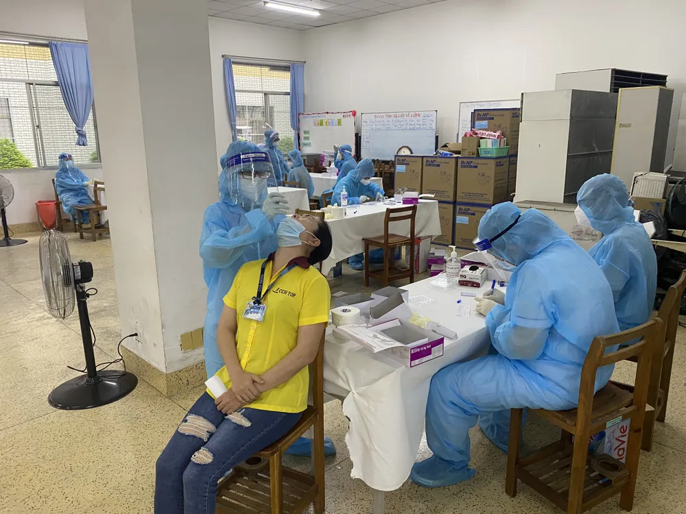 TP Thủ Đức yêu cầu doanh nghiệp có ca nghi mắc Covid-19 phải ngưng hoạt động ảnh 1