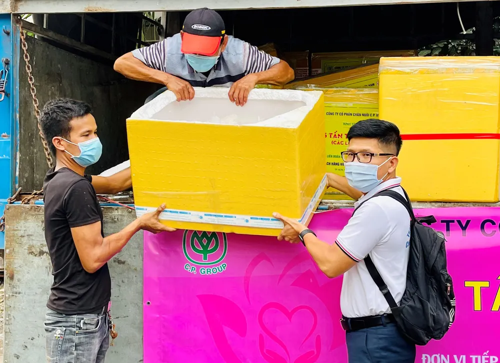 Trao hàng chục tấn cá và rau củ đến công nhân khó khăn do dịch Covid-19 ảnh 1