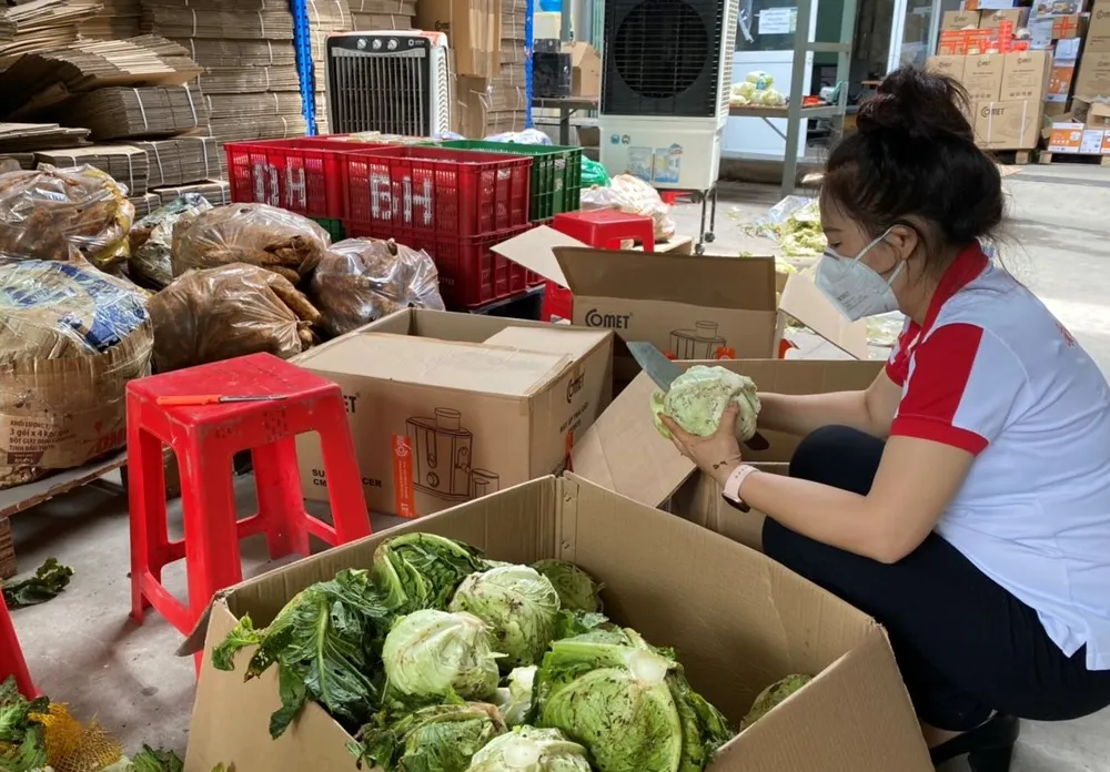 Hơn 9,5 tấn nông sản và 10.000 trứng gia cầm tặng công nhân vừa cách ly vừa sản xuất ảnh 3