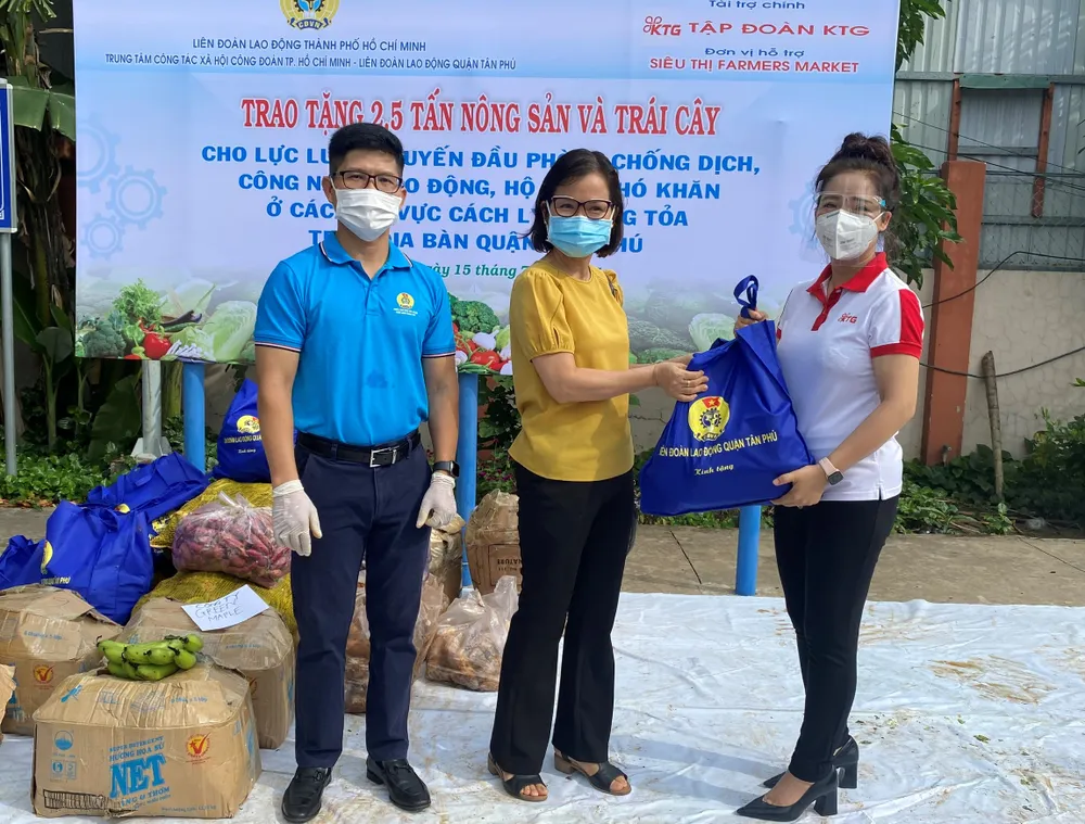 Hơn 9,5 tấn nông sản và 10.000 trứng gia cầm tặng công nhân vừa cách ly vừa sản xuất ảnh 2